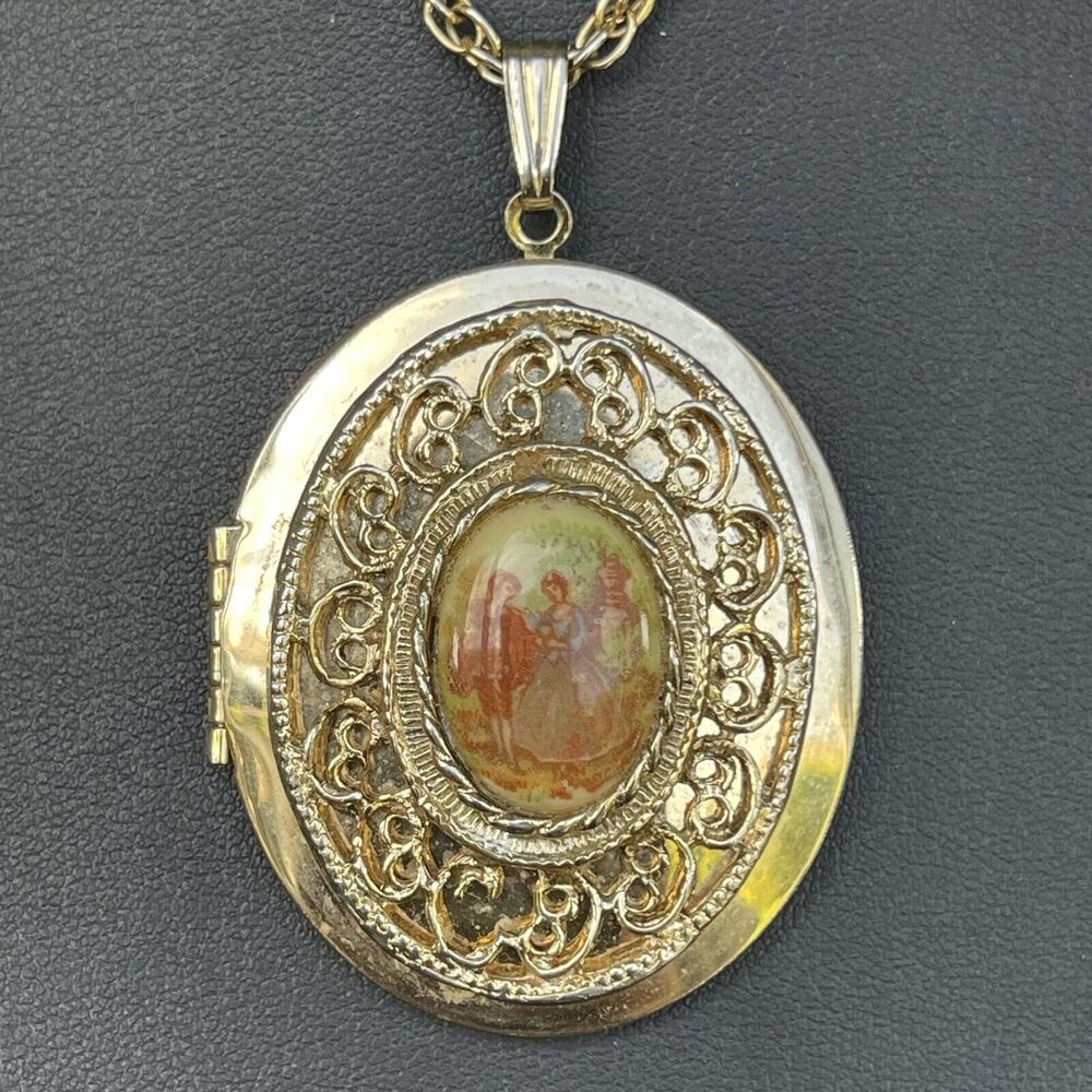 Vintage Courting Love Couple Cameo Gold Tone Hinged Oval Picture Locket Necklace - Picture 1 of 5